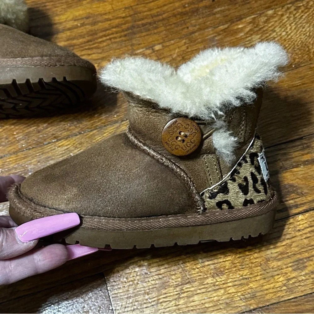 Girls Uggs anilmal print shearling suede size 8/9
